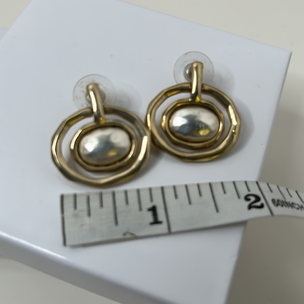 Chico’s hammered pearl earrings gold tone pierced - Picture 3 of 4